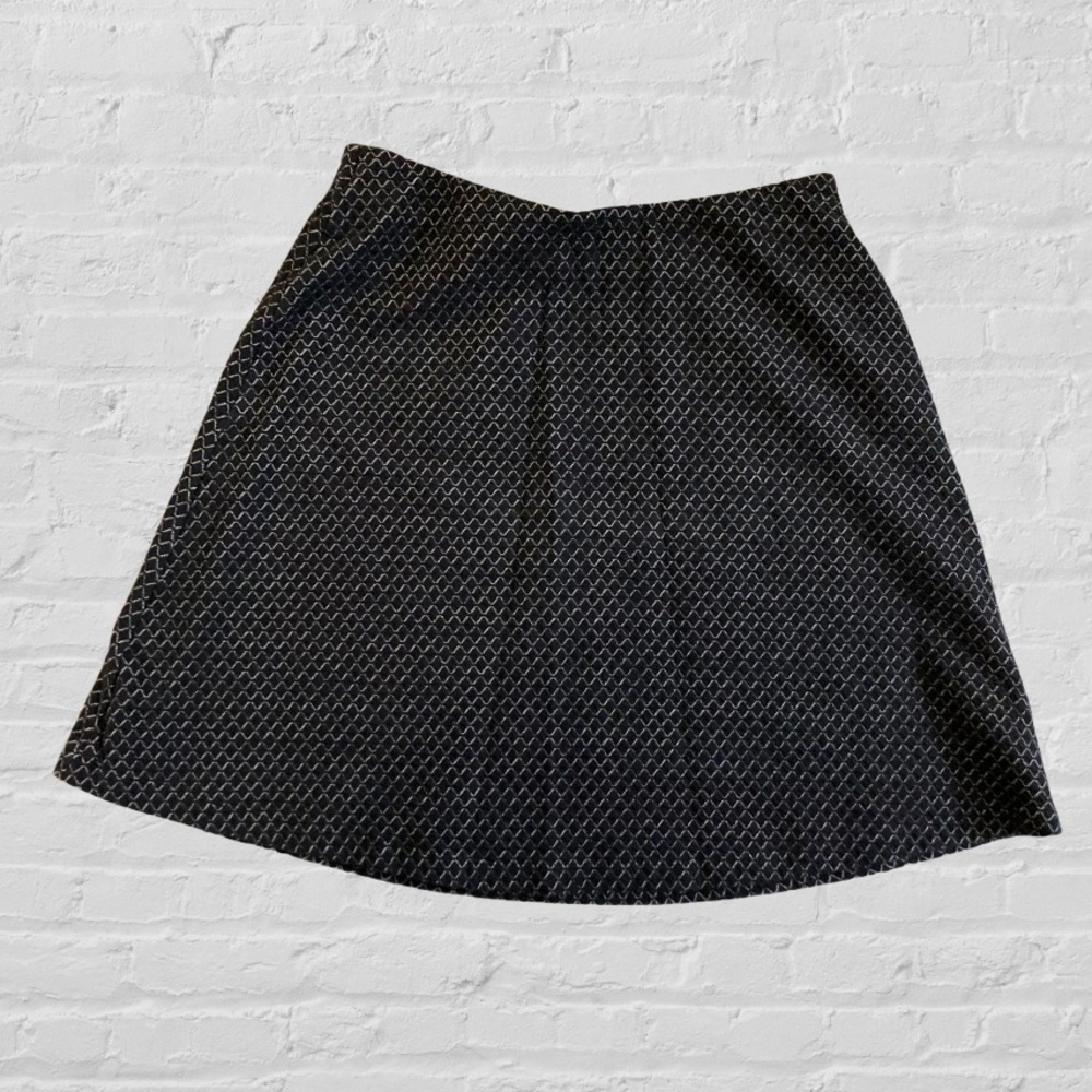 🛍🏙3️⃣ for $1️⃣5️⃣ Loft black and white weave skirt